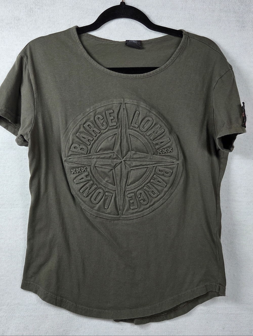Barcelona Designs Olive Green T-Shirt Size M Embossed Compass Arm Patch